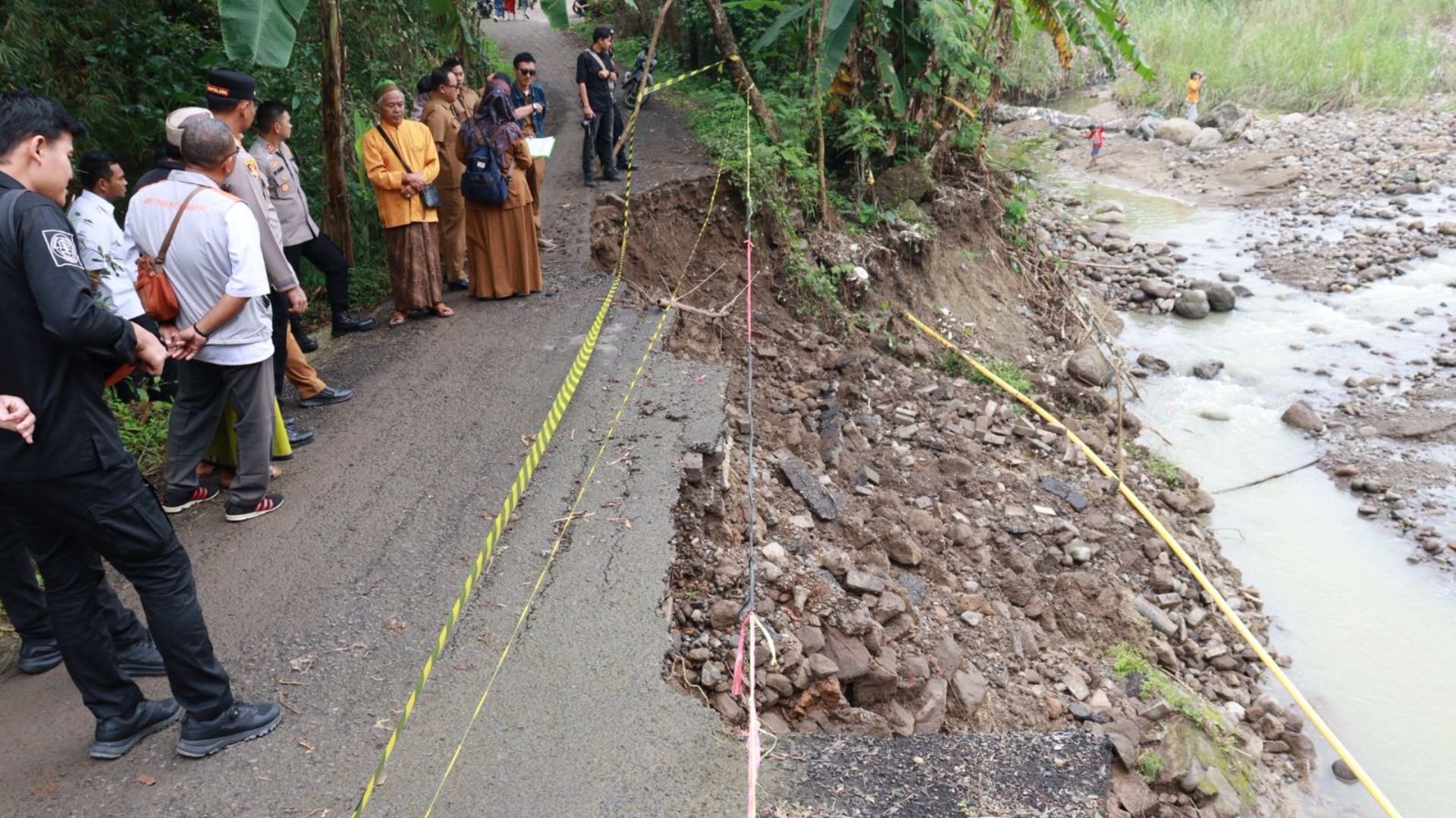 Wali Kota Cirebon Tinjau Jembatan Lebakngok, Pastikan Perbaikan Dimulai Pekan Ini