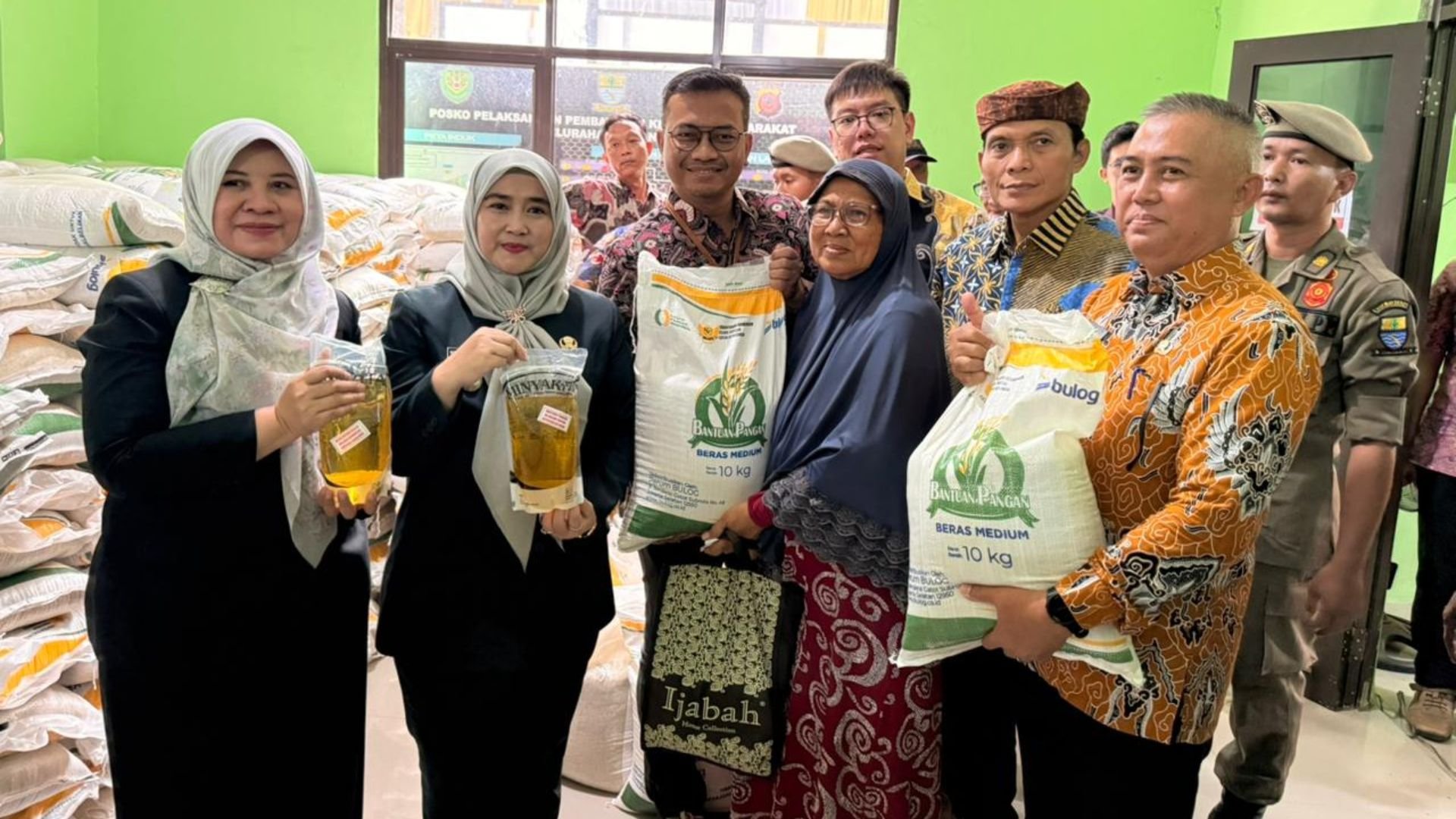 Jaga Daya Beli Warga, Pemkot Cirebon dan Bulog Mulai Distribusikan Bantuan Pangan