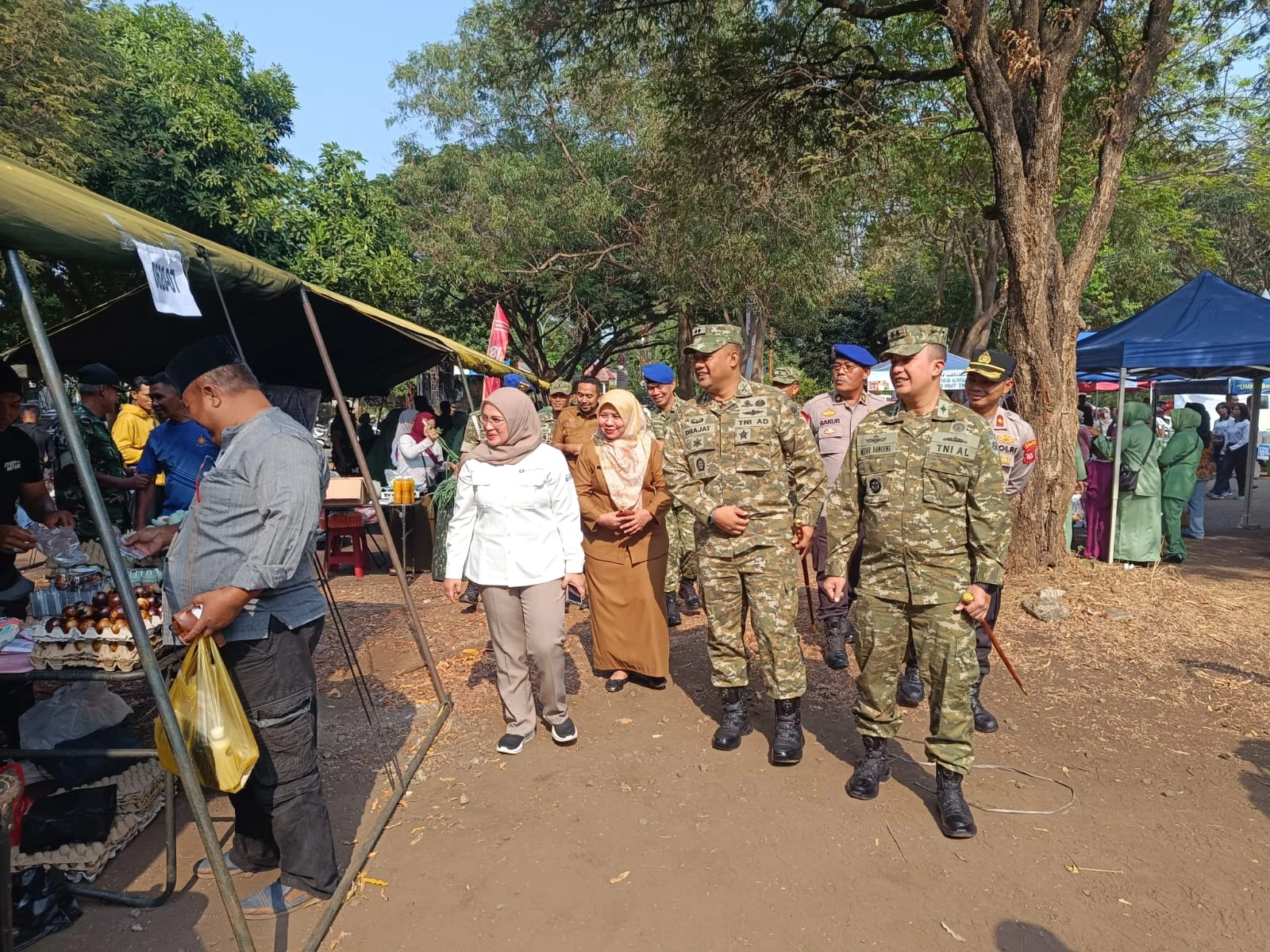 Kegiatan Bazar TNI dalam rangka hari HUT TNI ke-81