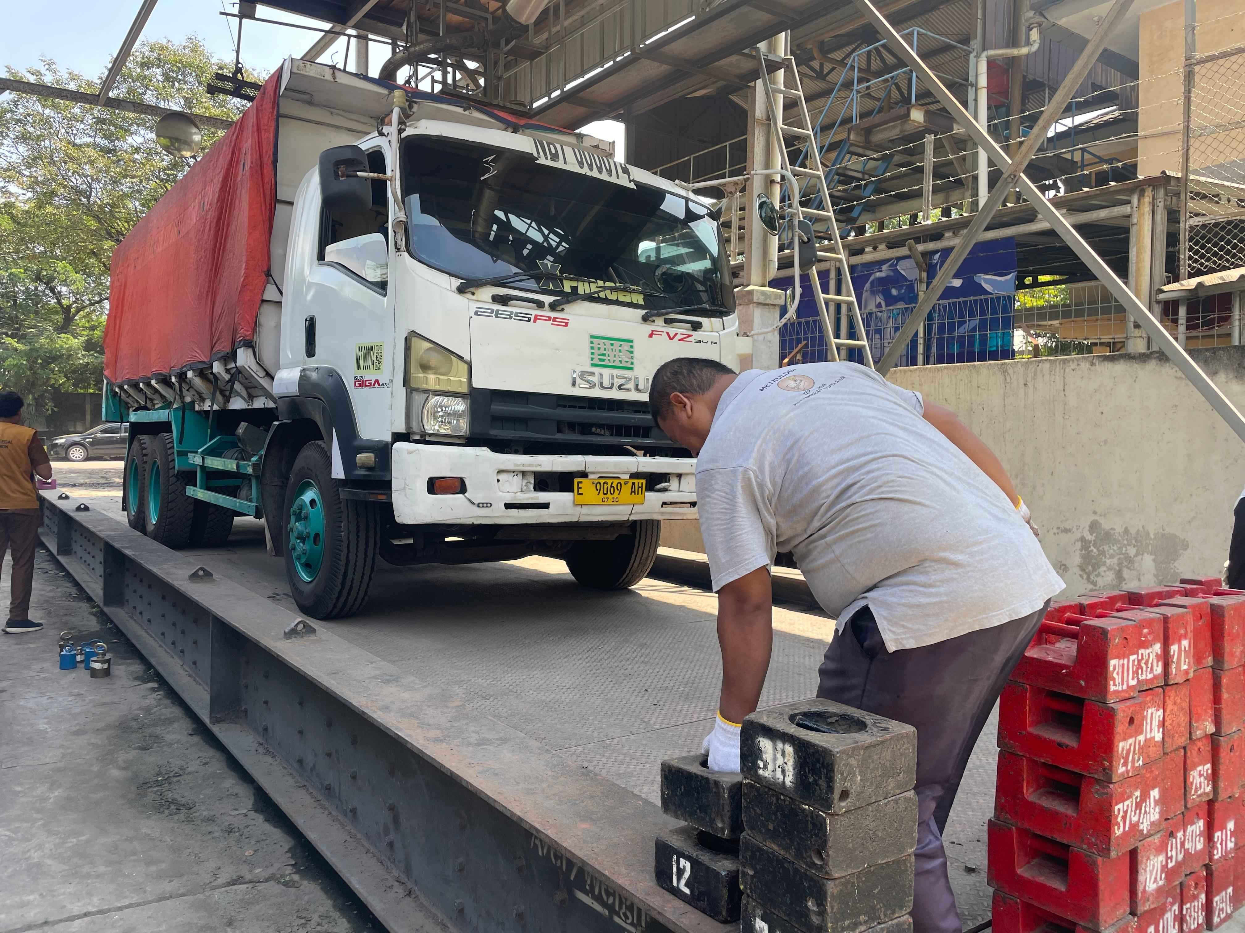 Pastikan Akurasi Timbangan, Bidang Kemetrologian Tera Ulang TJE (Timbangan Jembatan Elektronik) di Pelabuhan Cirebon