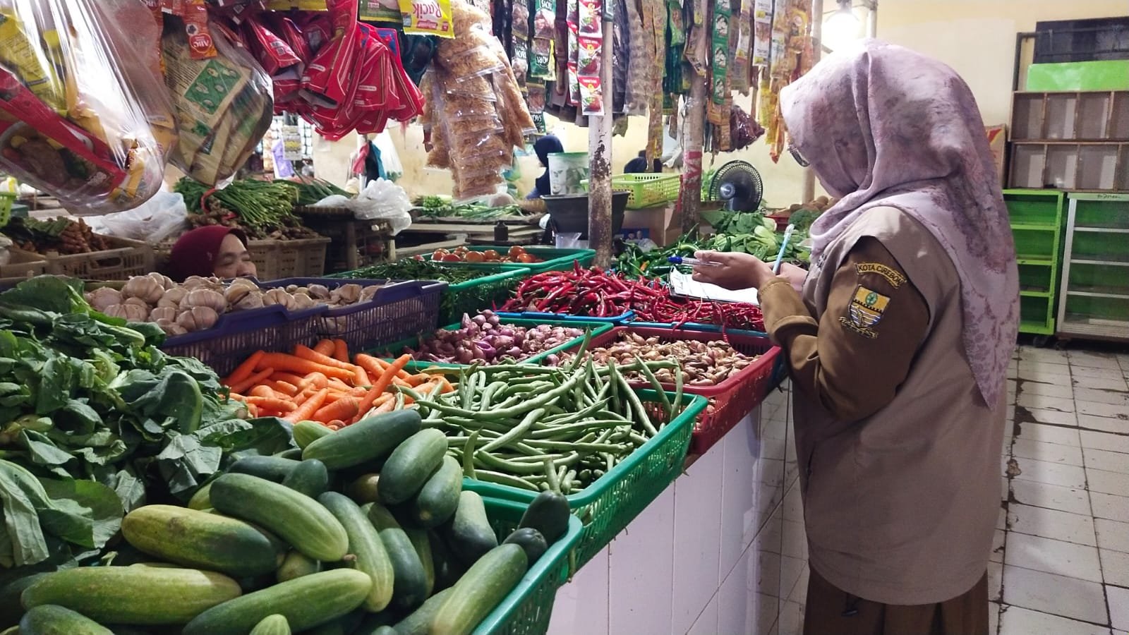Bidang Perdagangan Laksanakan Pemantauan Harga Kebutuhan Pokok di Pasar Kramat