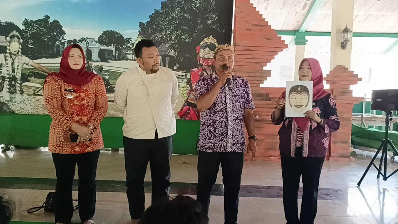 Kenalkan Potensi Ekonomi Kreatif Cirebon, DPMPTSP Ikuti Workshop Lukis Topeng di Keraton Kasepuhan