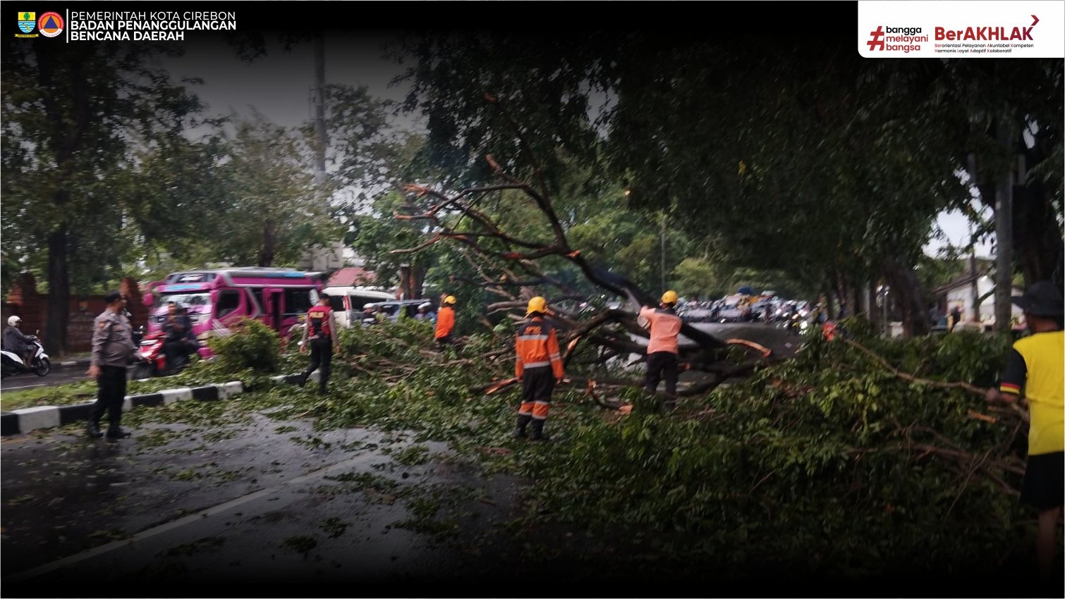 DIDUGA AKIBAT CUACA EKSTREM, 1 UNIT MOBIL TERTIMPA POHON TUMBANG