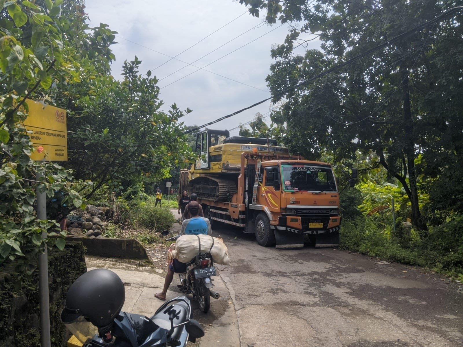 Pengawalan BECO untuk perbaikan jalan