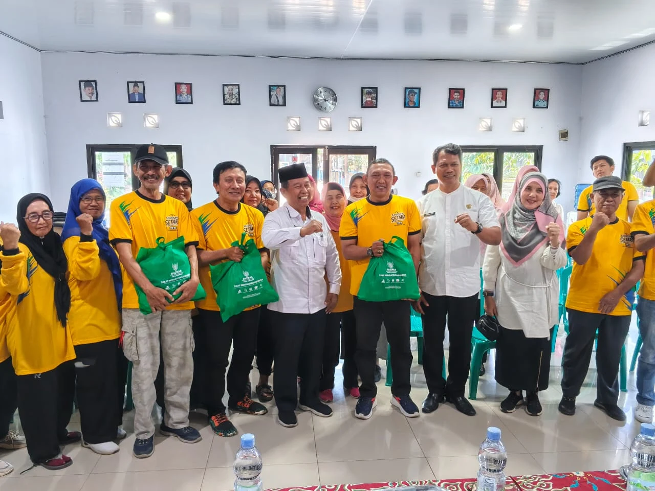 Penyerahan 100 Paket Sembako dan Keranda Mayat untuk Warga Kampung Setara Kelurahan Kecapi