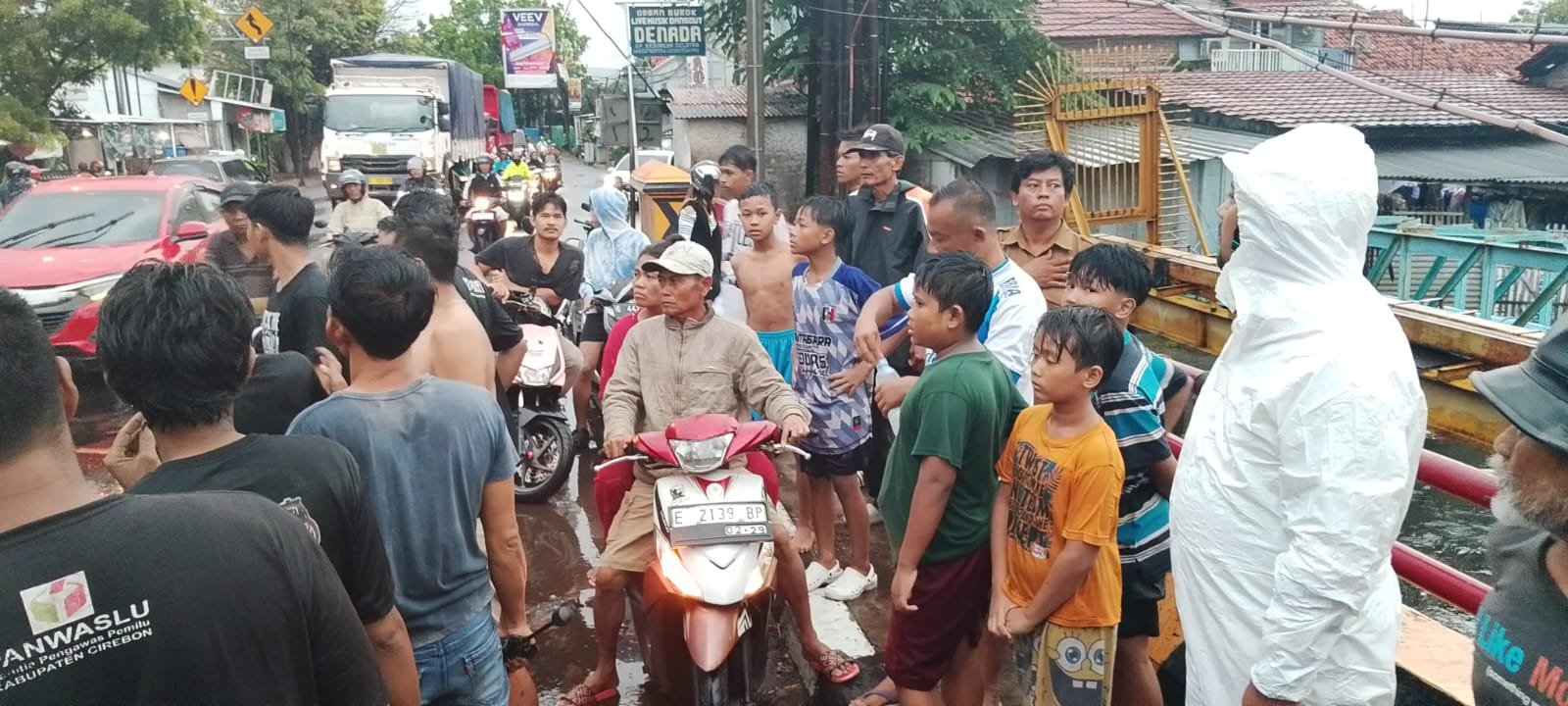 Satu Anak Hanyut di Kali Kriyan Saat Hujan Deras, Tim SAR dan Warga Lakukan Pencarian di Area Lawang Sanga