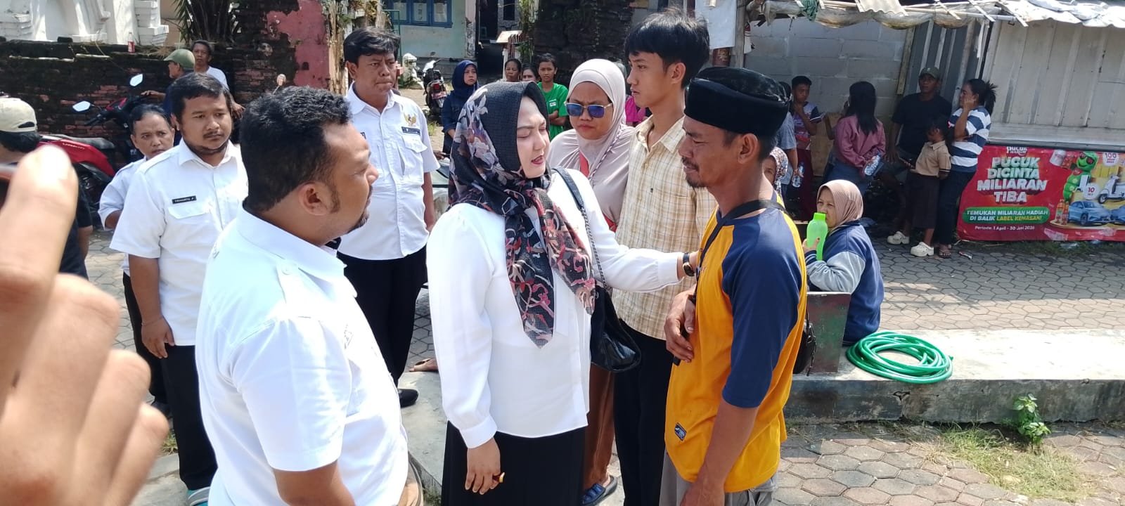 Wujud Empati, Camat Lemahwungkuk dan Lurah Kesepuhan Takziah ke Rumah Duka Korban Tenggelam Kali Kriyan