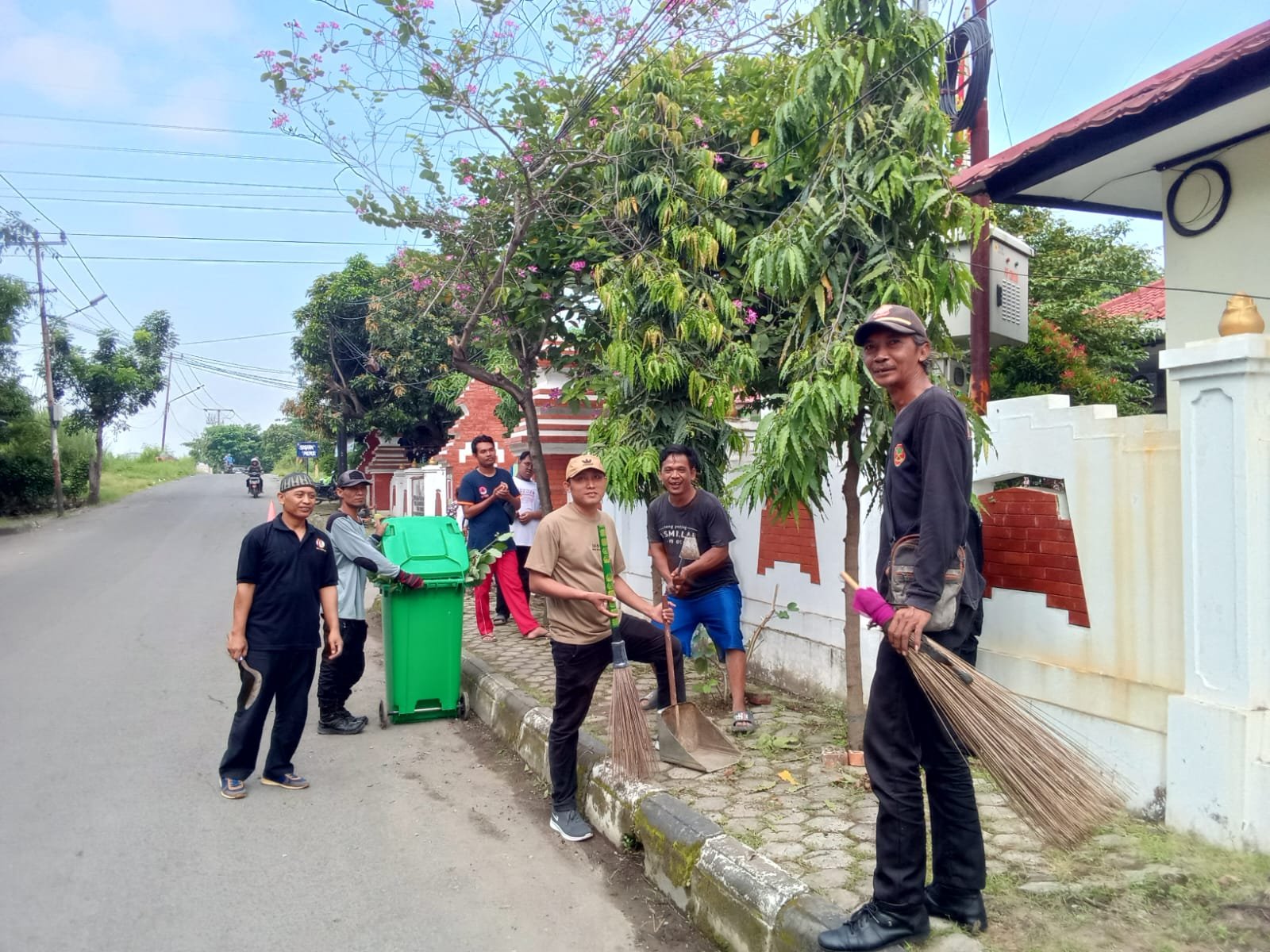 Jum'at Bersih di Kelurahan, Wujudkan Kerja Nyaman dan Asri