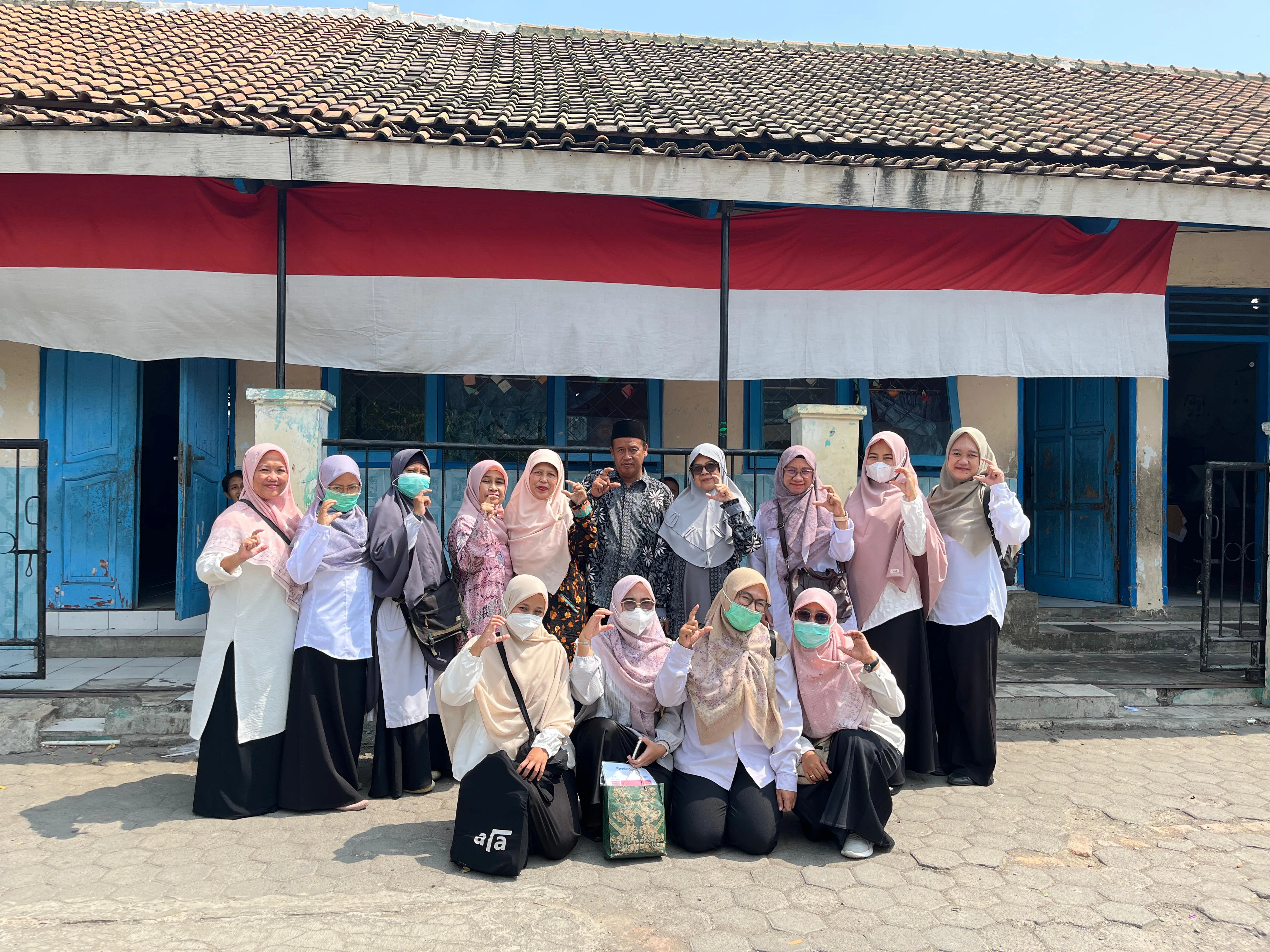 KEGIATAN CEK KESEHATAN GRATIS PADA SISWA SISWI SMI SALAFIYATUL HUDA KELURAHAN PEGAMBIRAN KECAMATAN LEMAHWUNGKUK KOTA CIREBON