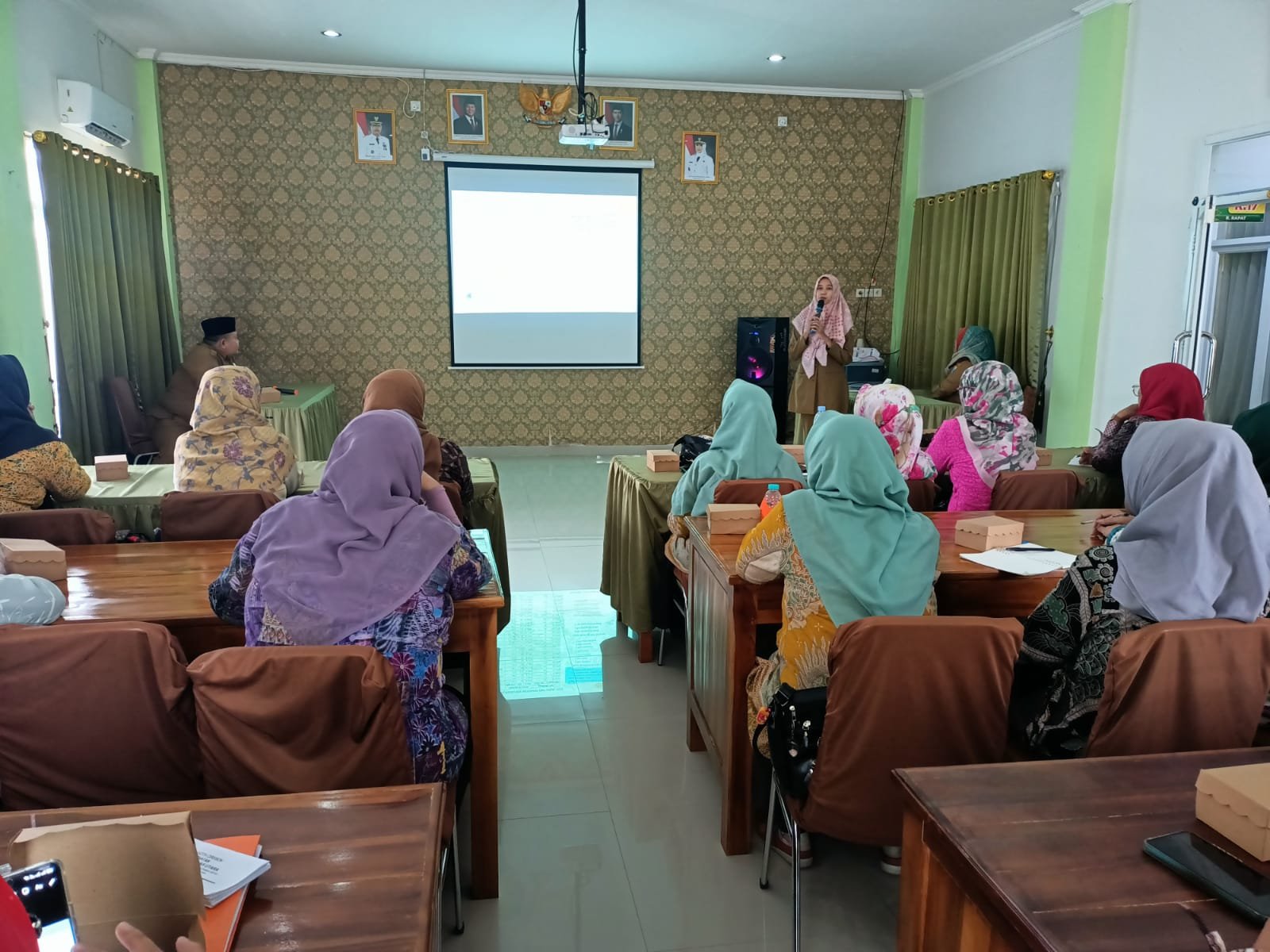 Pembekalan Tim Pelaksana dalam Penyiapan Pemberian Makanan Tambahan (PMT) Berbasis Pangan Lokal