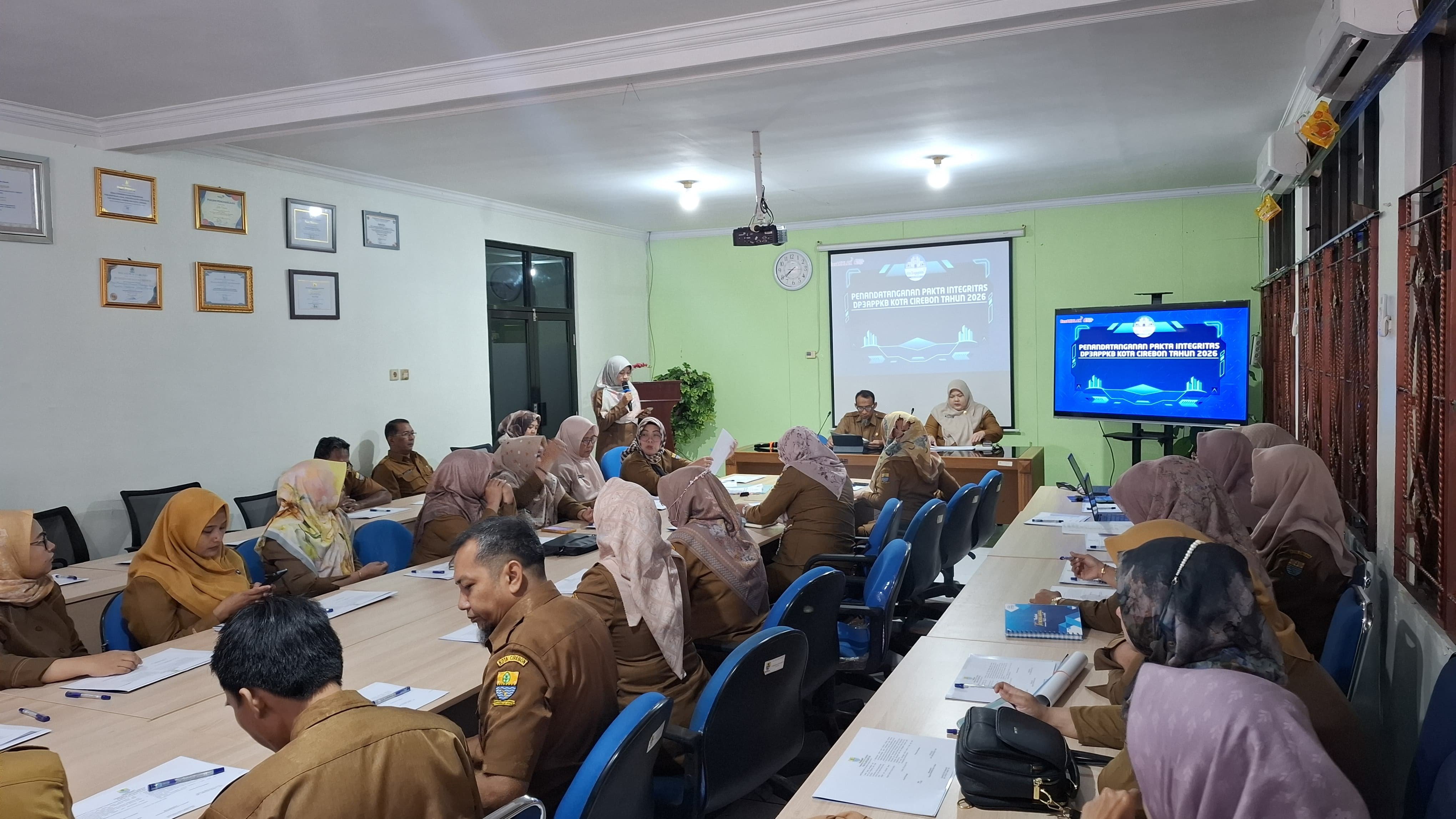 DP3APPKB Kota Cirebon Dorong Penguatan Kinerja Layanan Pemberdayaan Perempuan Perlindungan Anak, Pengendalian Penduduk dan Keluarga Berencana lewat Pakta Integritas dan Perjanjian Kinerja Tahun 2026