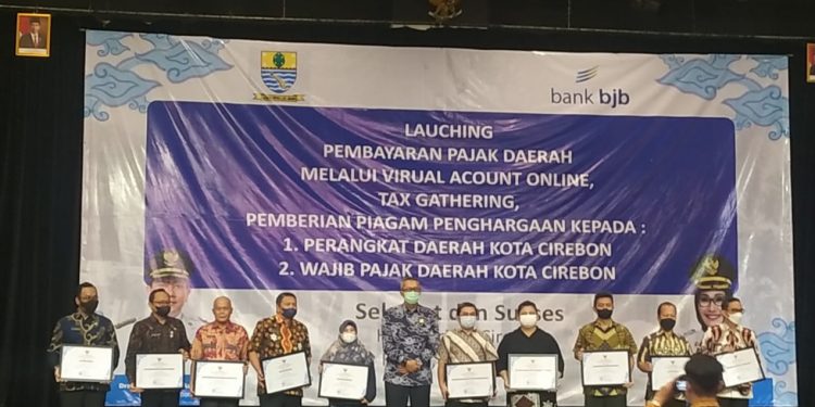 DPMPTSP Kota Cirebon mendapat penghargaan SKPD Tercepat dalam melaksanakan Pelaporan Keuangan Pembayaran Pajak Daerah
