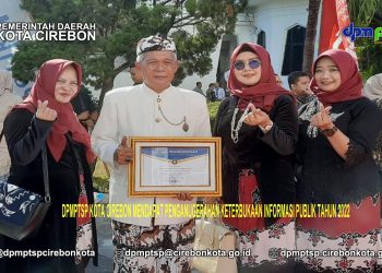 Dpmptsp Kota Cirebon mendapat penganugerahan keterbukaan informasi publik tahun 2022