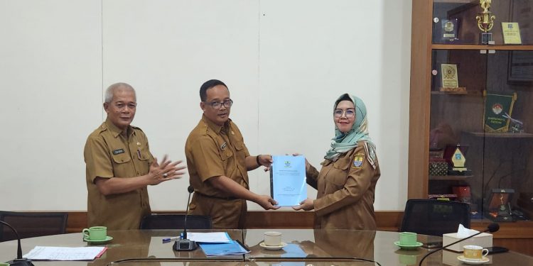 Serah Terima Jabatan Sekretaris  Dinas Penanaman Modal dan Pelayanan Terpadu Satu Pintu Kota Cirebon